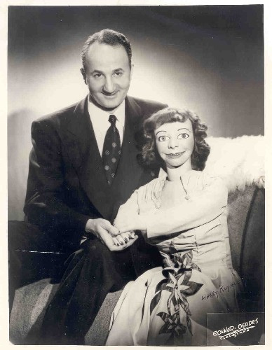 Illustration for article titled Vintage ventriloquism portraits were incredibly unnerving